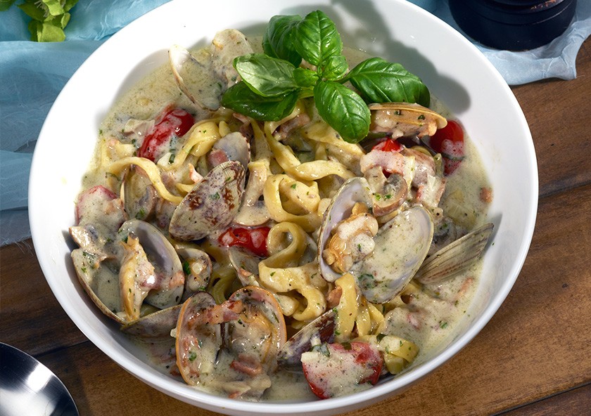 Protein Pasta with Garlic, Tomatoes & Clams